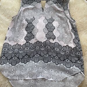 Cute blouse. Works for all seasons. Size M.